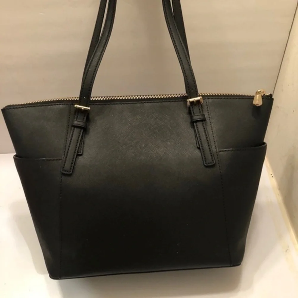 Michael kors black saffiano leather zipper bag